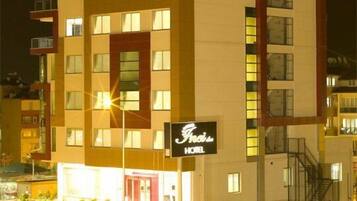 Un hotel a più piani con un cartello ben visibile che riporta la scritta "Fais Hotel".
