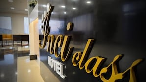 Un letrero de hotel con el nombre 'Jindal Hotel' en letras doradas sobre un fondo oscuro.
