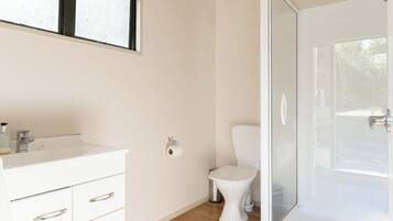 House 3 bedrooms | Bathroom | Shower, hair dryer, towels