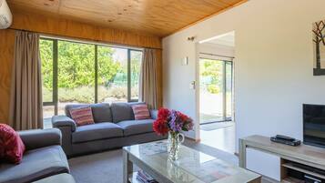 Casa familiar, 3 habitaciones, vista a la montaña | Área de sala de estar | Televisión de pantalla plana y reproductor de DVD