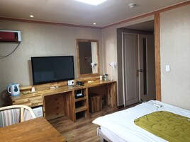 双人房 | 办公桌、免费 WiFi