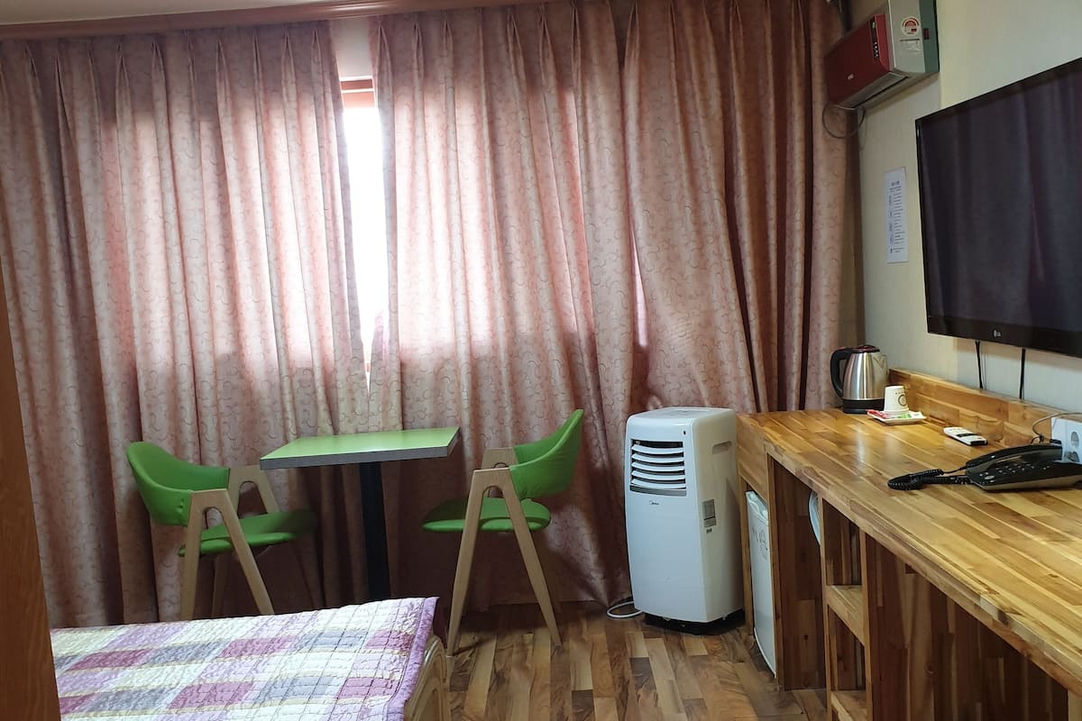 Quarto casal | Escrivaninha, Wi-Fi de cortesia