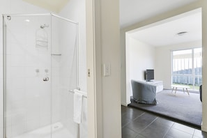 House, 4 Bedrooms | Bathroom shower