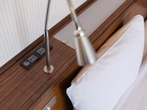 デスク、ノートパソコン用作業スペース、WiFi (無料)、ベッドシーツ