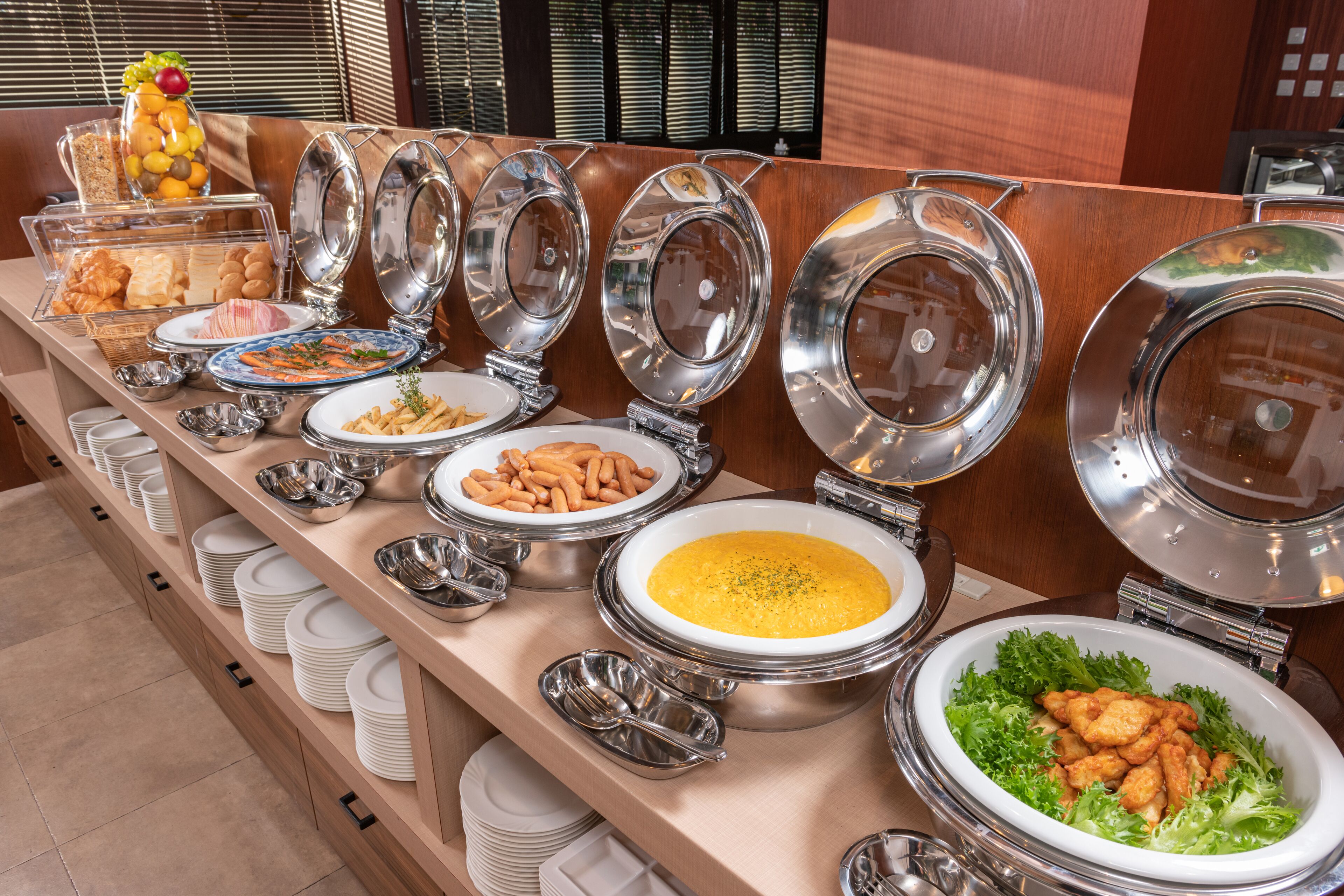 daily buffet breakfast (jpy 1900 per person)