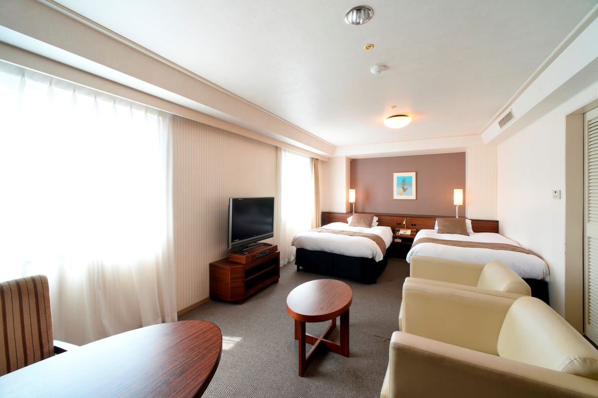 Deluxe Twin Room, Non Smoking | Desk, laptop workspace, free WiFi, bed sheets