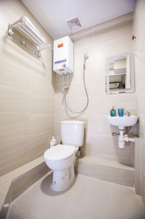 Shower, free toiletries, hair dryer, slippers - Smiley Inn (Kowloon)