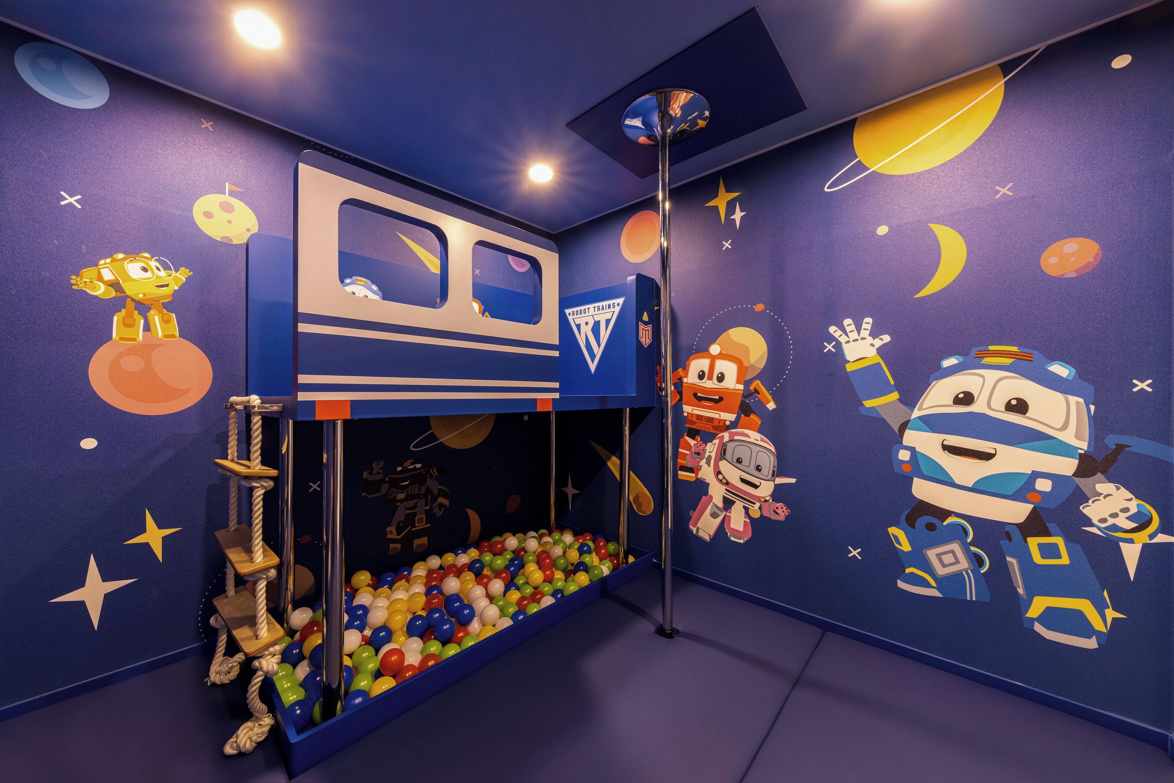 [Valley Village] Robot Trains | 1 bedroom, desk, blackout drapes, free WiFi