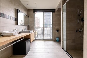 Free toiletries, hair dryer, slippers, towels - Treehouse Hostels (Tainan)