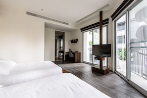Superior Quadruple Room, 2 Double Beds | Desk, blackout drapes, soundproofing, free WiFi - Treehouse Hostels (Tainan)