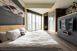 Bàn, màn/rèm cản sáng, phòng cách âm 