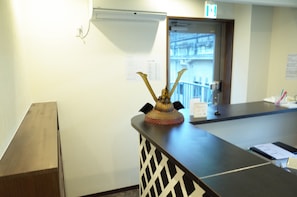 Reception - bnb+ Shinjuku Castle - Hostel (Tokyo)