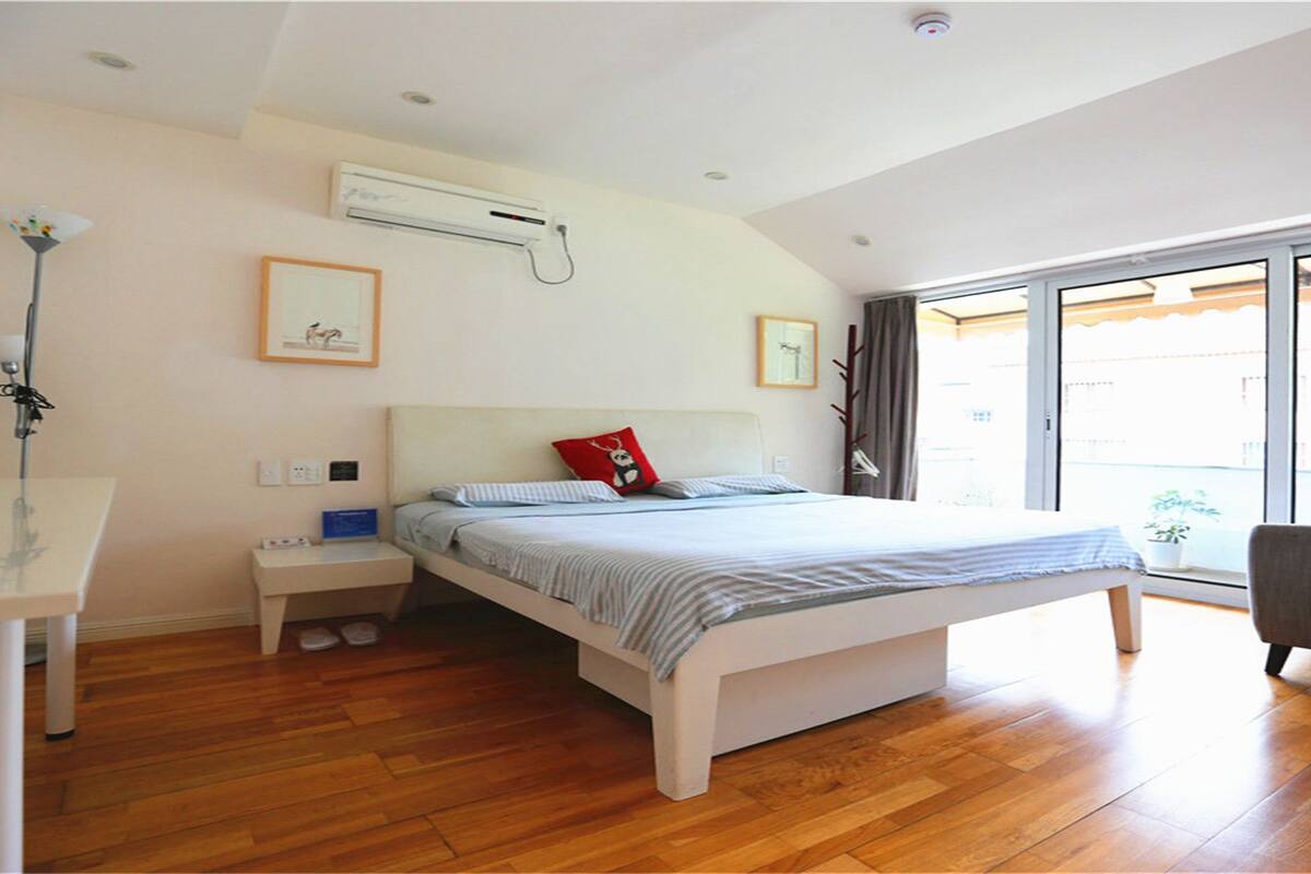 Deluxe-Suite, Terrasse | Minibar, Verdunkelungsvorhänge, Bügeleisen/Bügelbrett, kostenloses WLAN