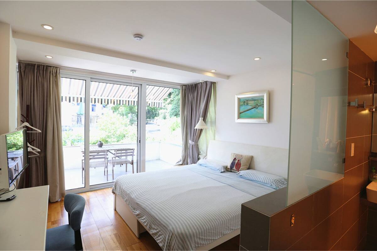 Deluxe-Doppelzimmer, Terrasse | Minibar, Verdunkelungsvorhänge, Bügeleisen/Bügelbrett, kostenloses WLAN