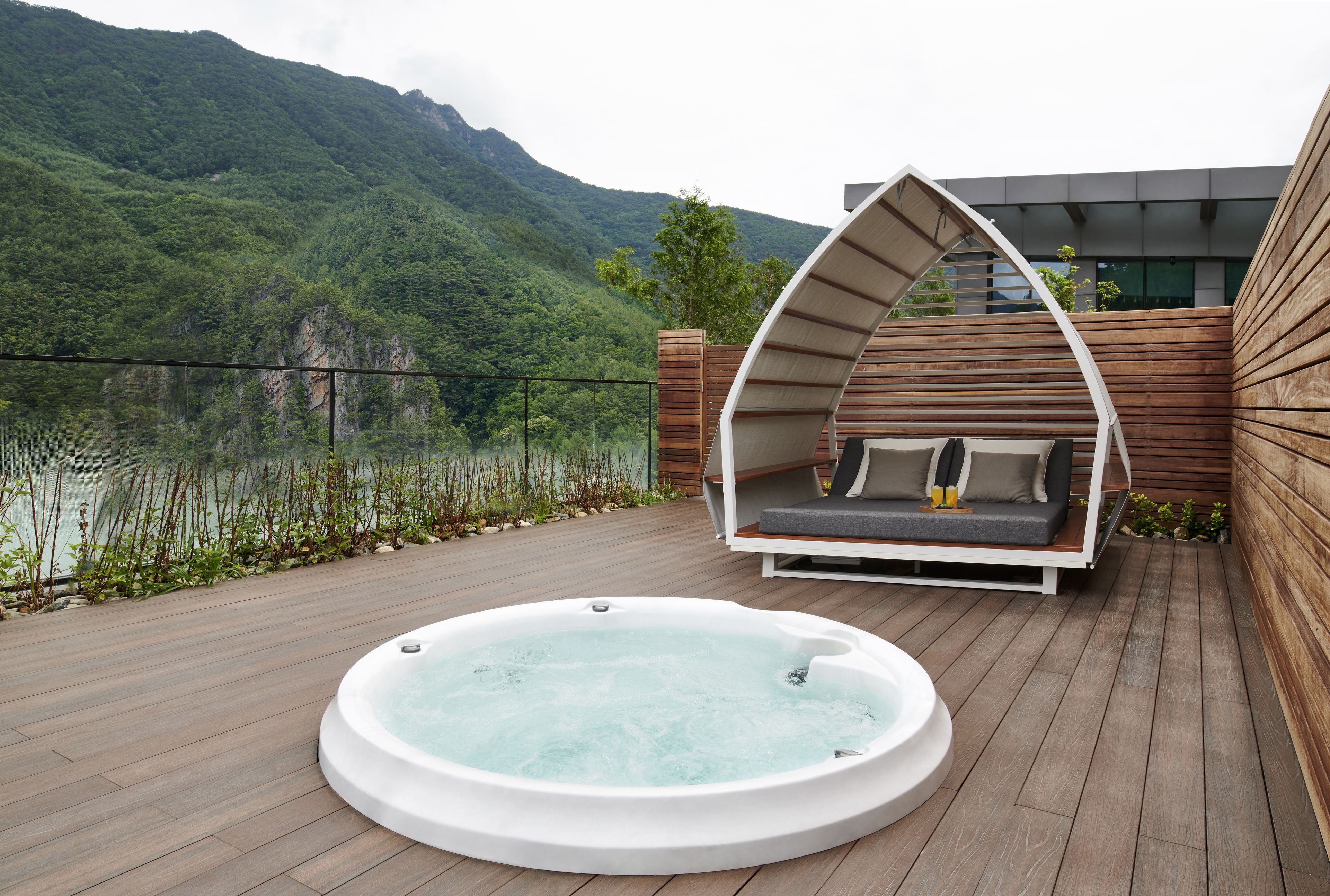 Outdoor spa tub
