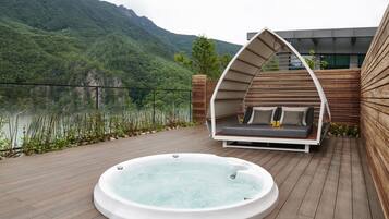 Outdoor spa tub