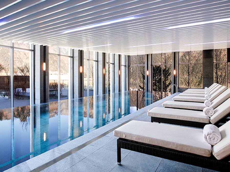 Una piscina al aire libre de temporada