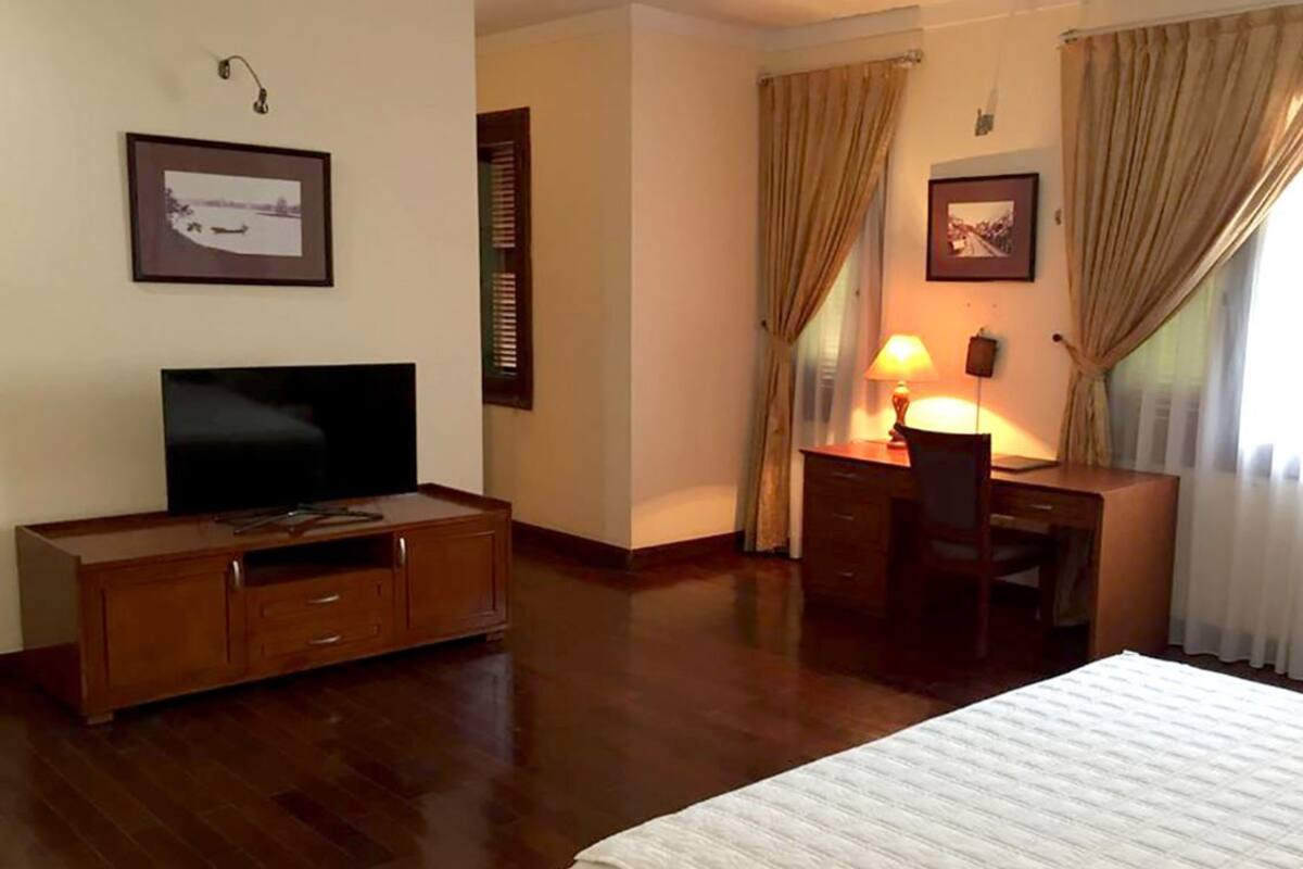Minibar, desk, free WiFi