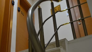 Barandilla de metal y puerta de madera con un letrero en la parte superior.
