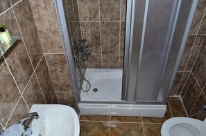 Standaard tweepersoonskamer | Badkamer | Een douche, handdoeken