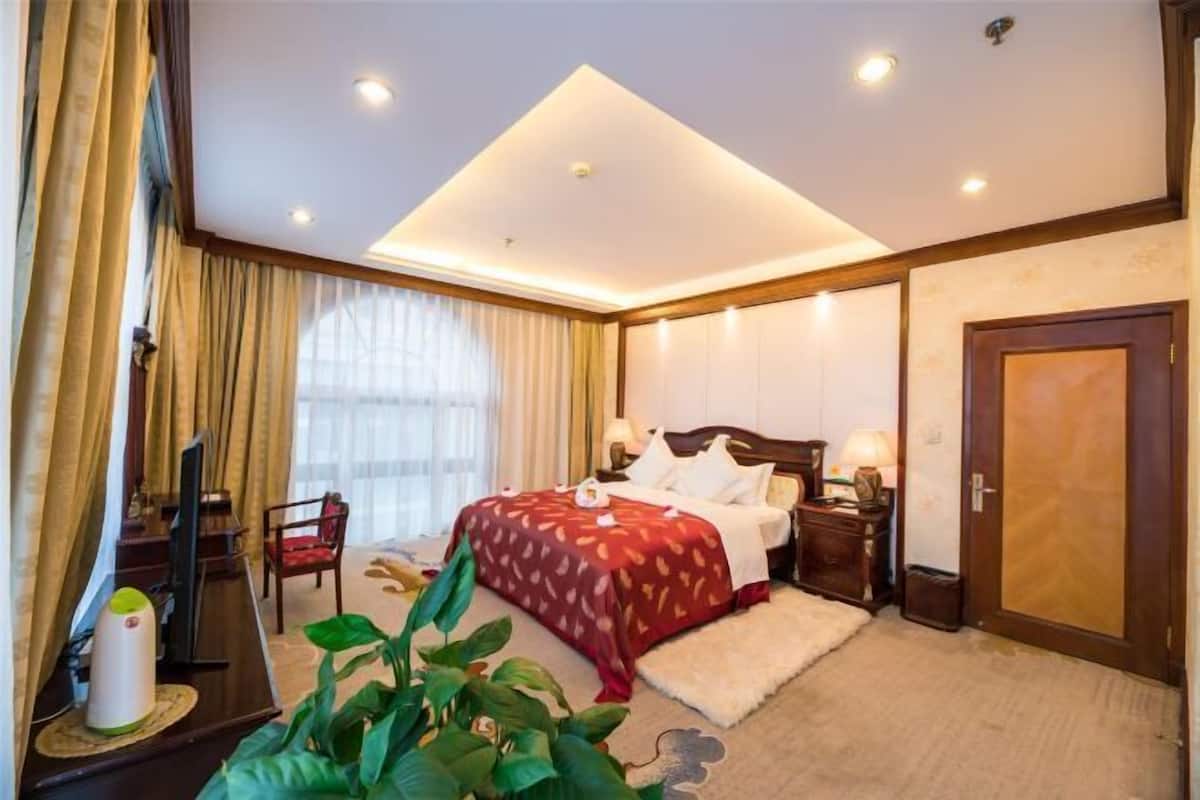 Desk, blackout curtains, rollaway beds, free WiFi