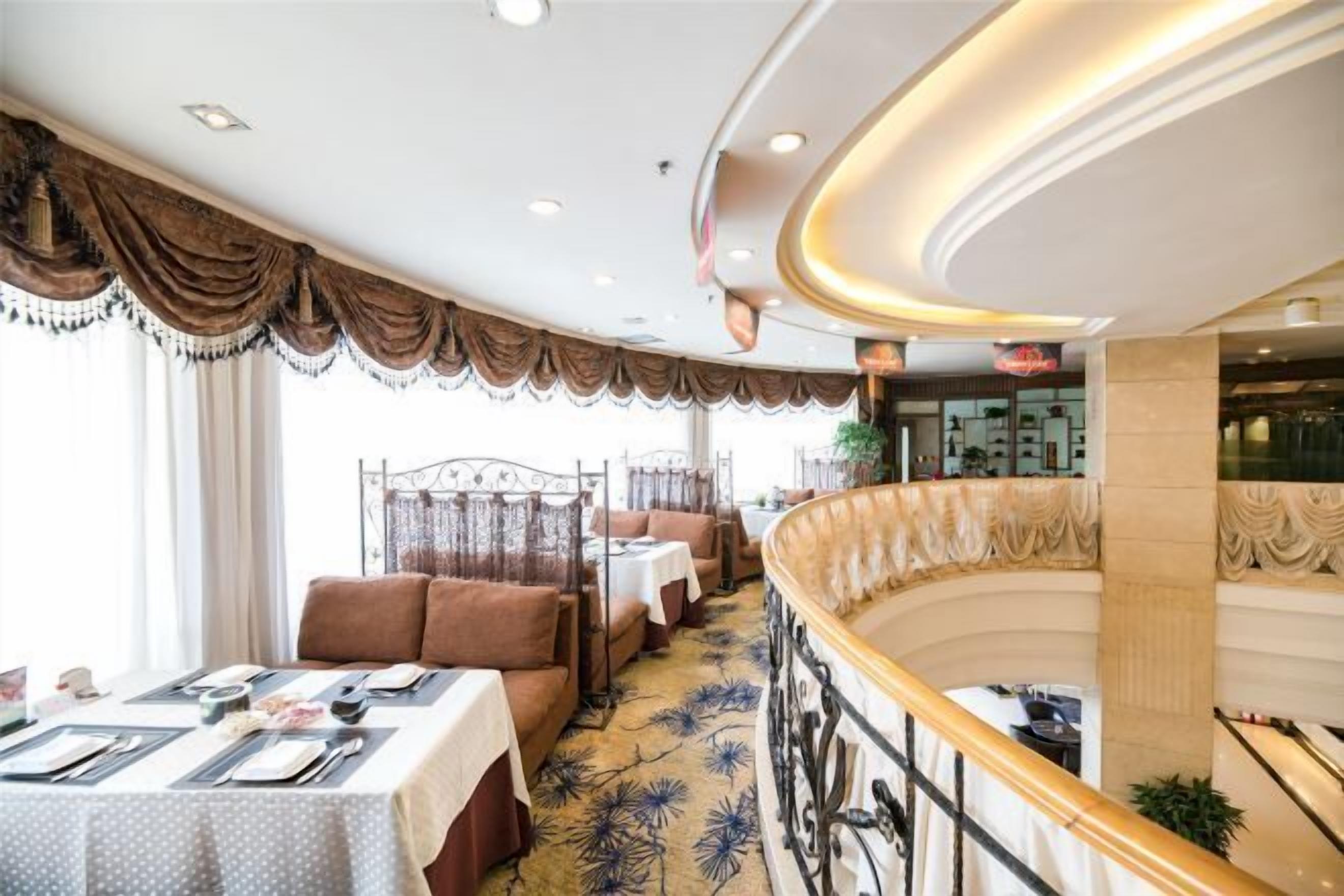 2 restaurants; breakfast, lunch, dinner and brunch served 