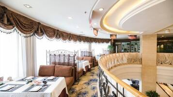 2 restaurants; breakfast, lunch, dinner and brunch served