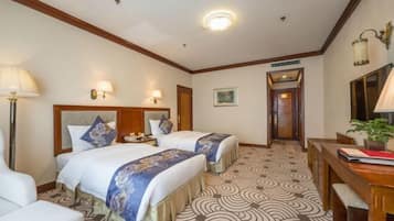 Meja, langsir/tirai gelap terus, katil lipat simpan/tambahan