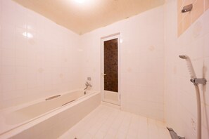 Combined shower/bathtub, deep-soaking bathtub, free toiletries