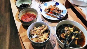 Een buffet met diverse gerechten en bijbehorende sauzen.