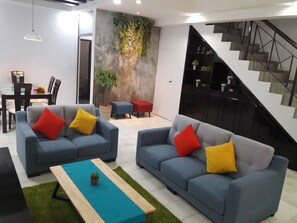 Comfort House, 5 Bedrooms, Accessible, Kitchen | Living room | LED TV - C U Homestay Bukit Indah (Johor Bahru)