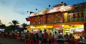 รับประทานอาหารกลางแจ้ง