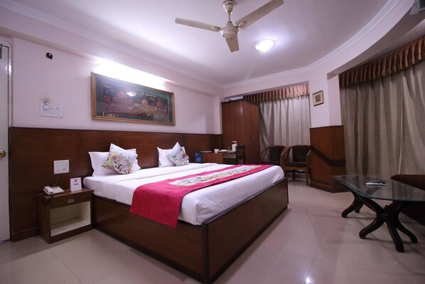 Desk, rollaway beds, free WiFi
