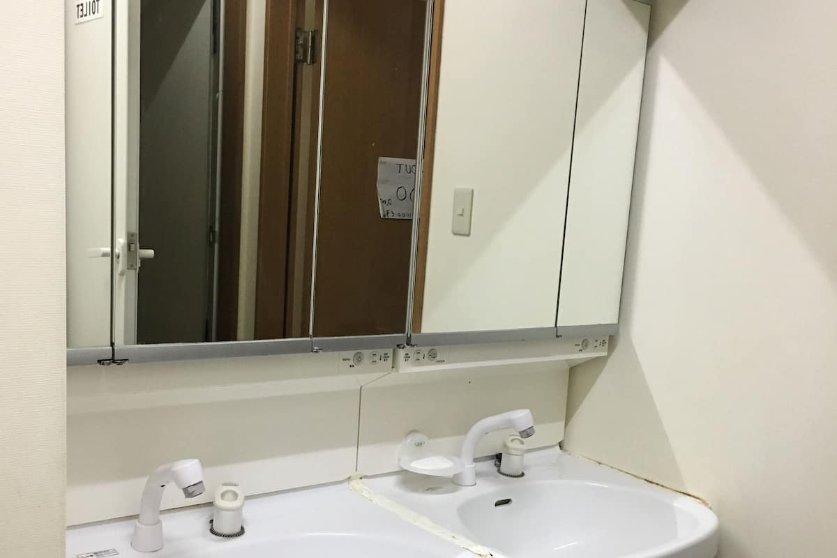 Sèche-cheveux, serviettes fournies