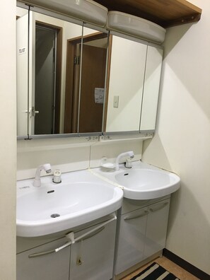 Sèche-cheveux, serviettes fournies