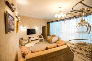 Sviitti, 1 makuuhuone | Tallelokero huoneessa, työpöytä, äänieristys, silitysrauta/-lauta