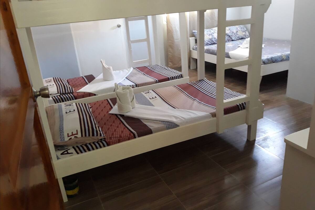 Family Room 2 with Balcony and Cliff View | 책상, 암막 커튼, 무료 WiFi, 침대 시트
