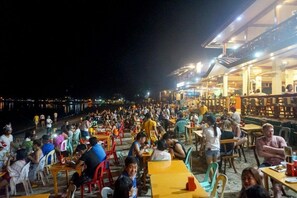 Outdoor dining - Bunakidz Lodge (El Nido)
