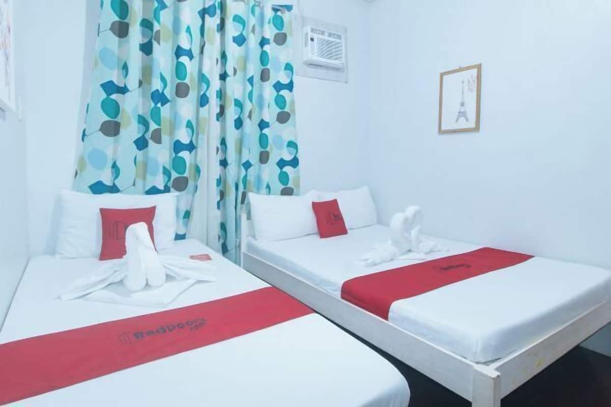 Escritorio, cortinas opacas, wifi gratis y ropa de cama