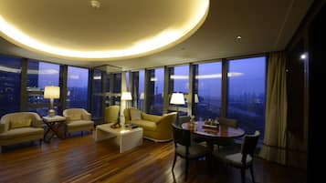 Premium bedding, minibar, in-room safe, desk