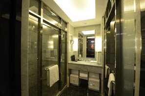 Chambre Deluxe, 1 très grand lit | Salle de bain | Articles de toilette de luxe, sèche-cheveux, peignoirs, chaussons