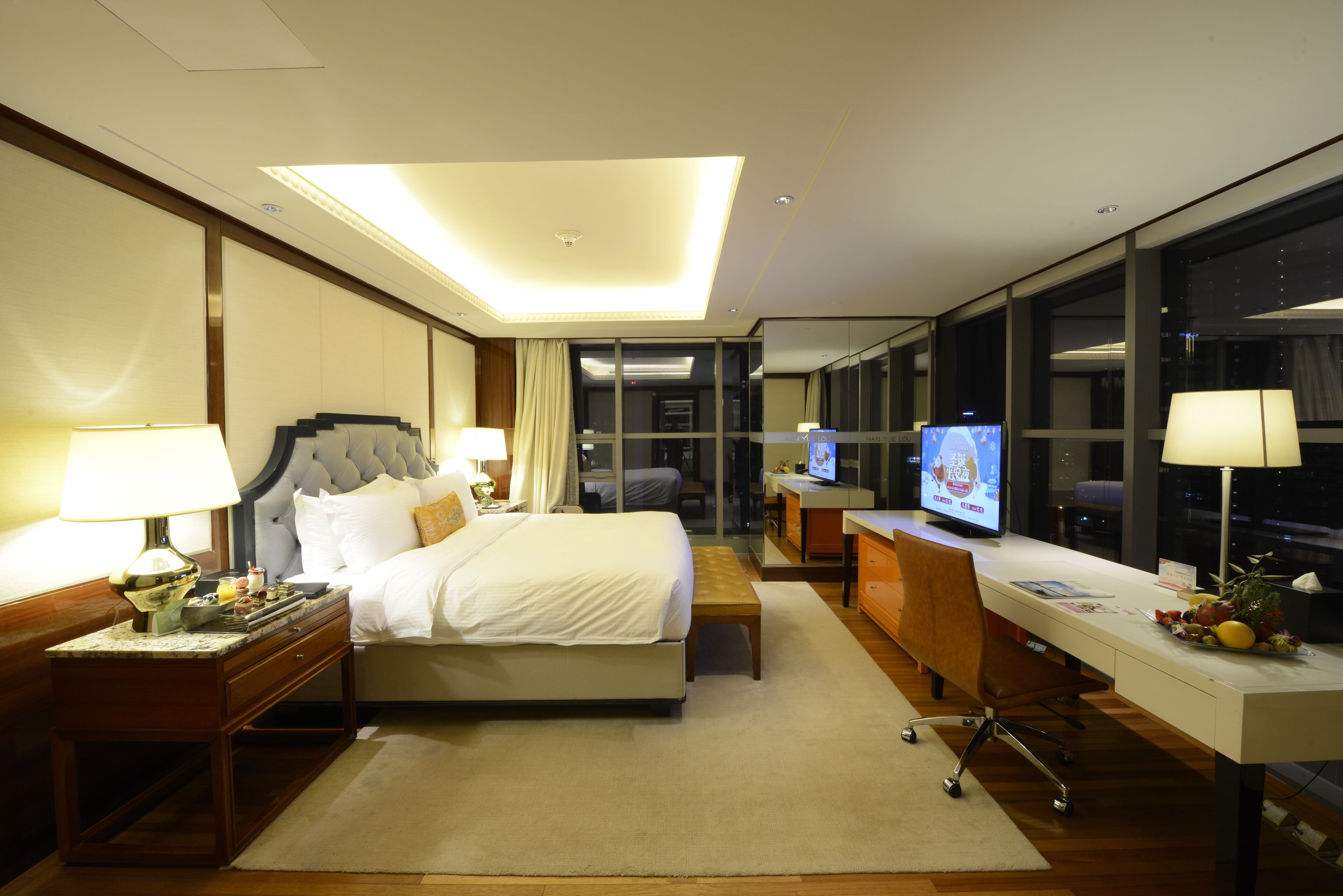 deluxe suite | 1 bedroom, premium bedding, minibar, in-room safe