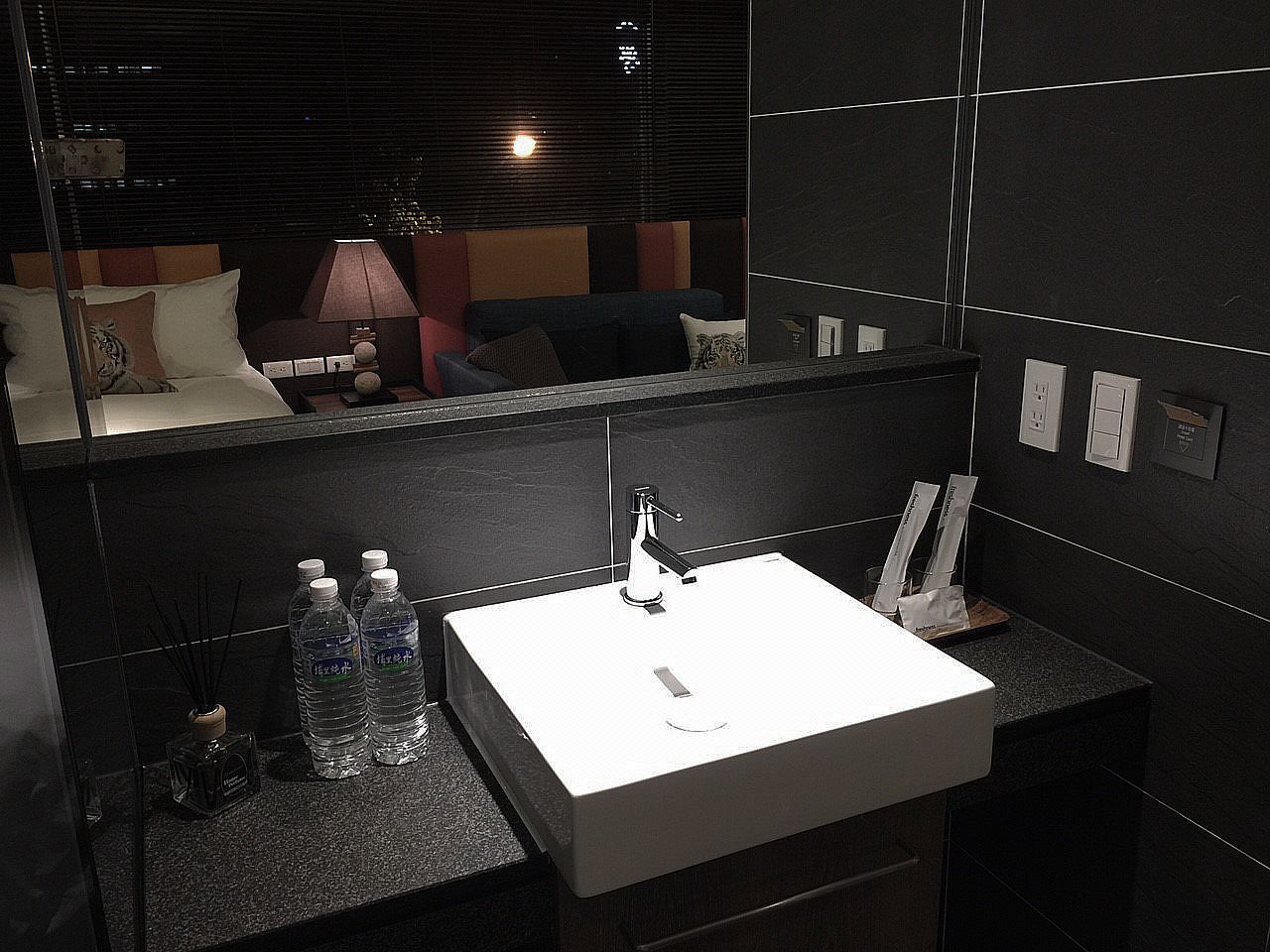 deluxe double room | bathroom sink