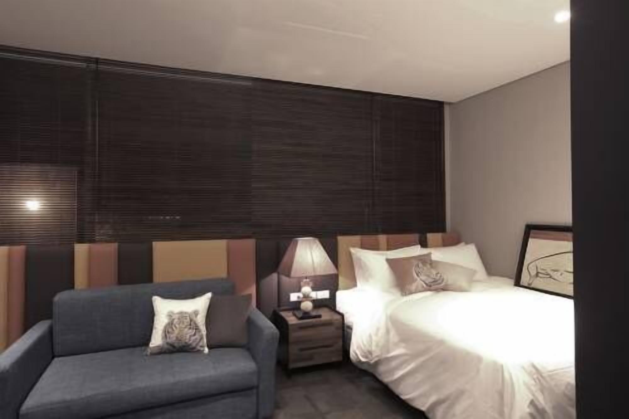 deluxe double room | desk, blackout curtains, soundproofing, free wifi