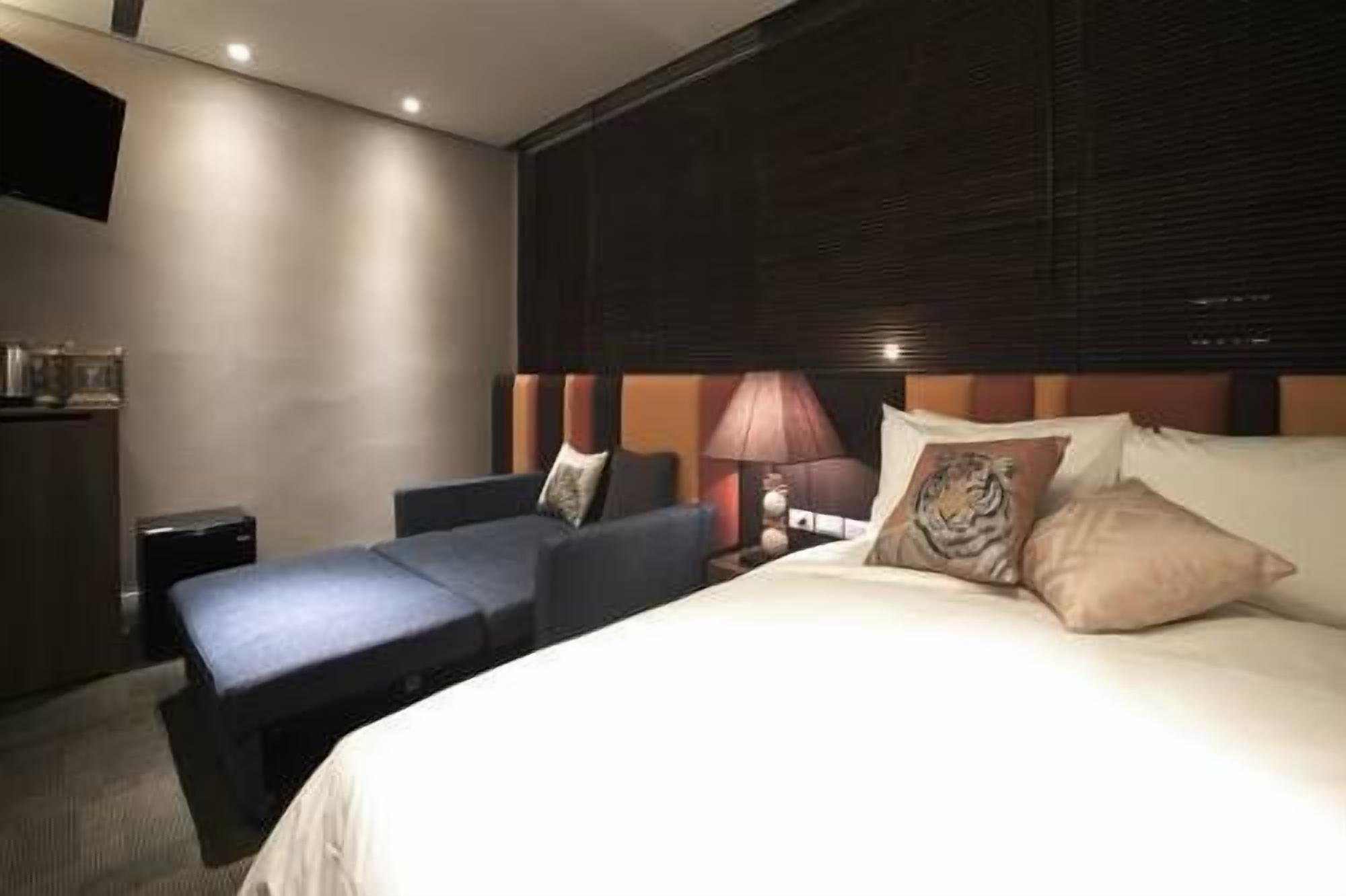 deluxe double room | desk, blackout curtains, soundproofing, free wifi