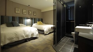 A hotel room with two beds, a bathroom with a glass shower enclosure, and a sink. - Chez Taipei No5 (Taipei)