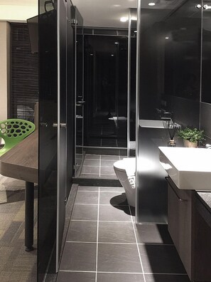 Standard Quadruple Room | Bathroom