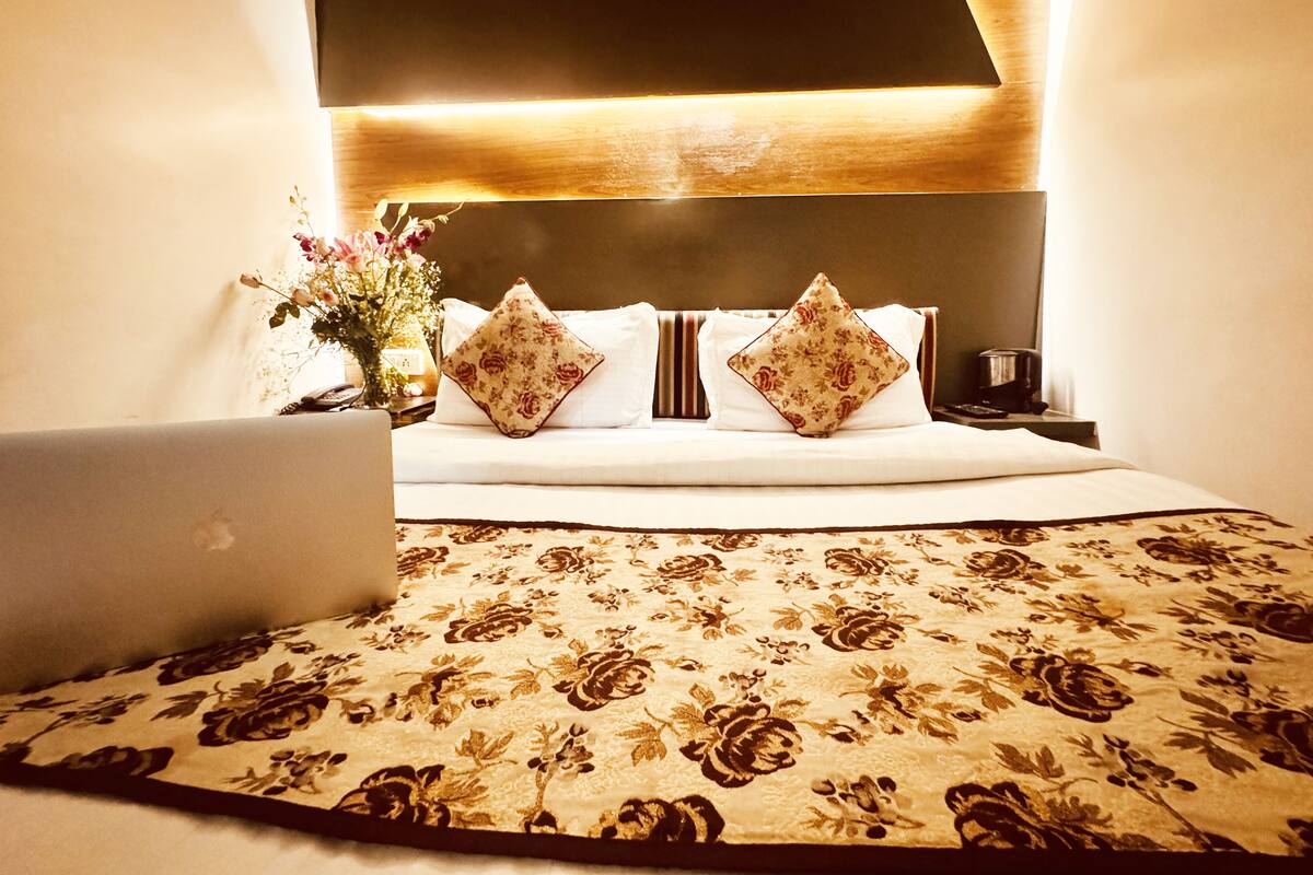 Economy Double Room | Peralatan tempat tidur premium, meja, ruang kerja komputer riba 