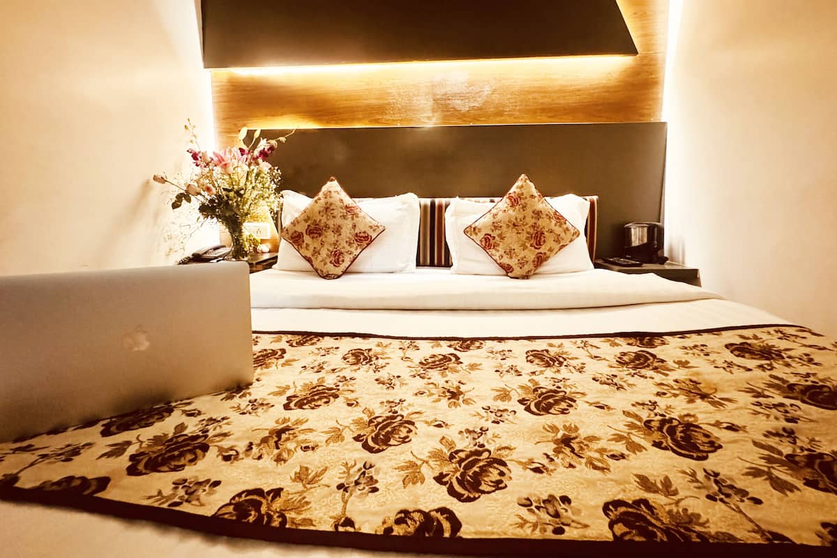 Habitación doble económica | Ropa de cama de alta calidad, muebles diferentes y escritorio