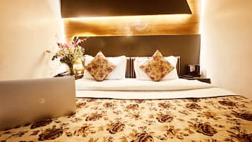 Habitación doble económica | Ropa de cama de alta calidad, muebles diferentes y escritorio